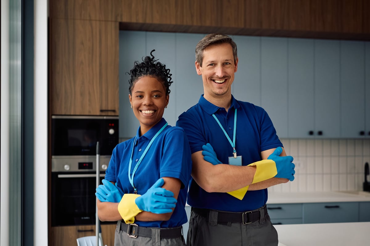 Professionelles Reinigungsteam mit verschränkten Armen