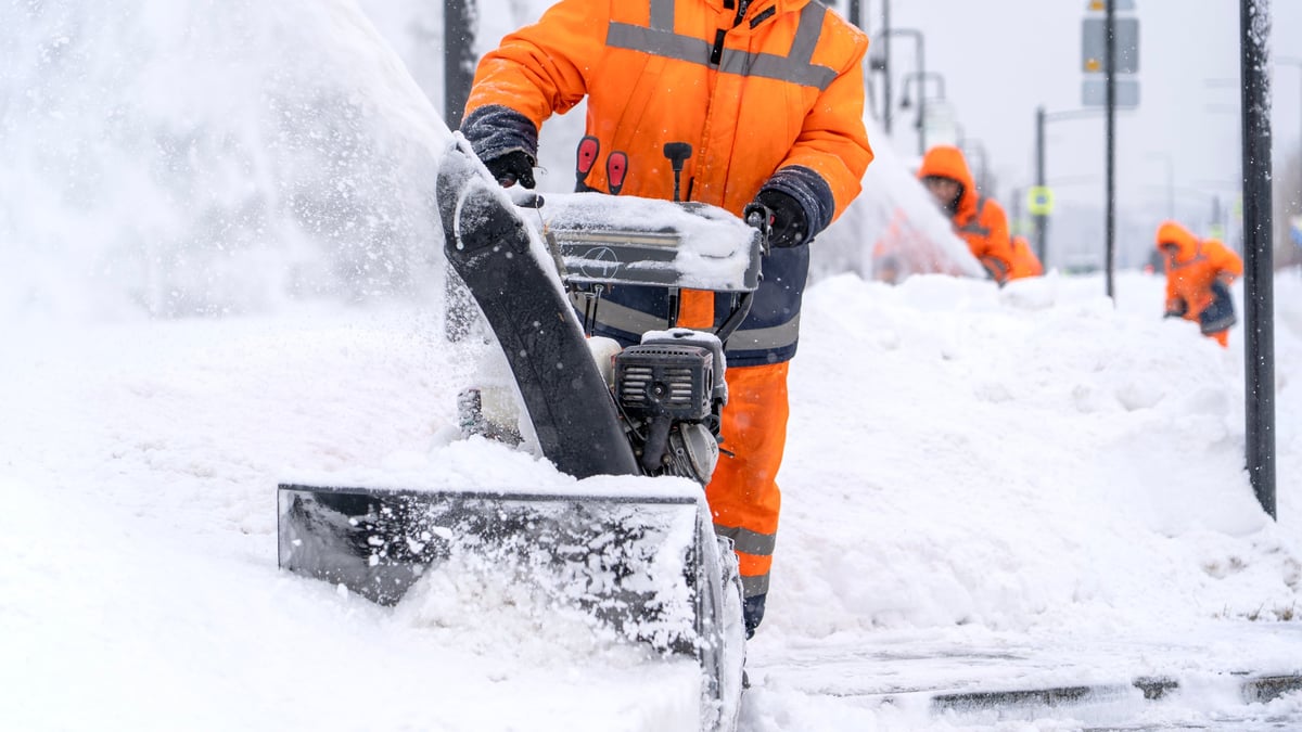 Winterdienstgerät räumt Schnee von einer Straße